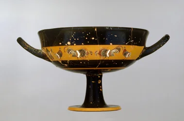 Copa de bandas ática de figuras negras decorada con una pelea de gallos, del Pintor de Tlesón, procedente de Vulci, hacia 550-525 a. C.
